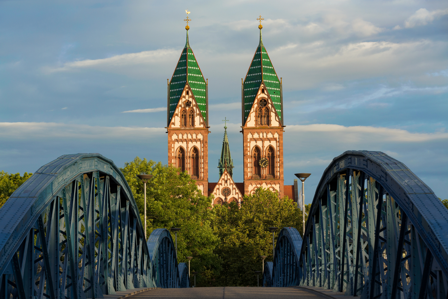 01 - Herz-Jesu-Kirche im Stadtteil Stühlinger