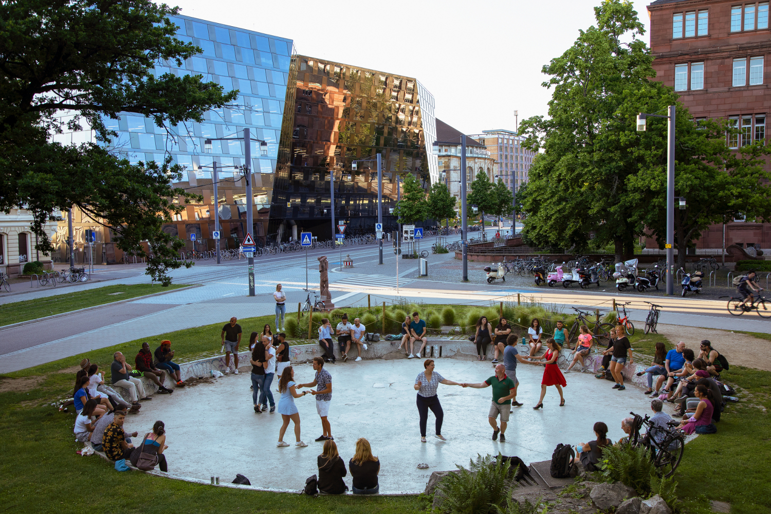 09 - Tanzbrunnen mit Unibibliothek