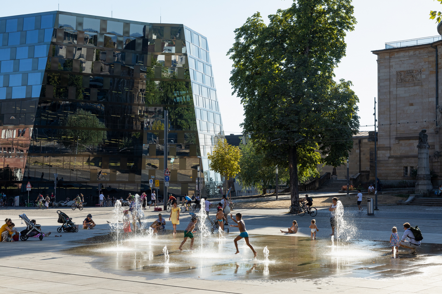 07 - Platz der Alten Synagoge mit Unibibliothek