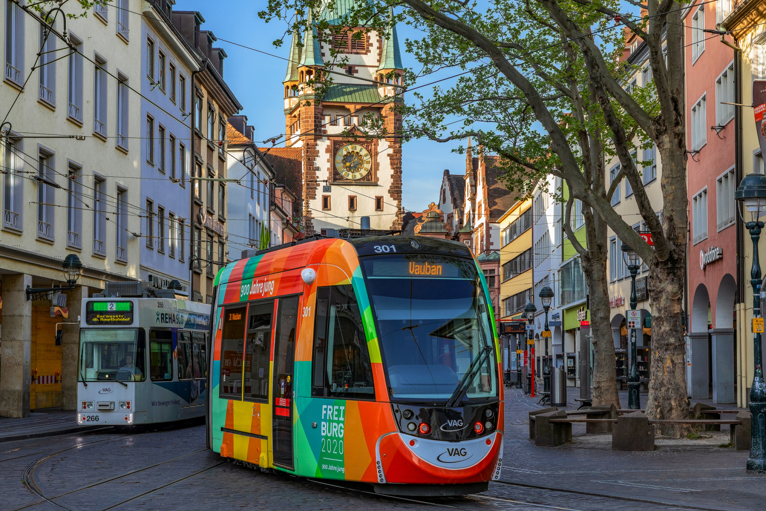12 - Strassenbahn am Bertoldsbrunnen, Freiburg