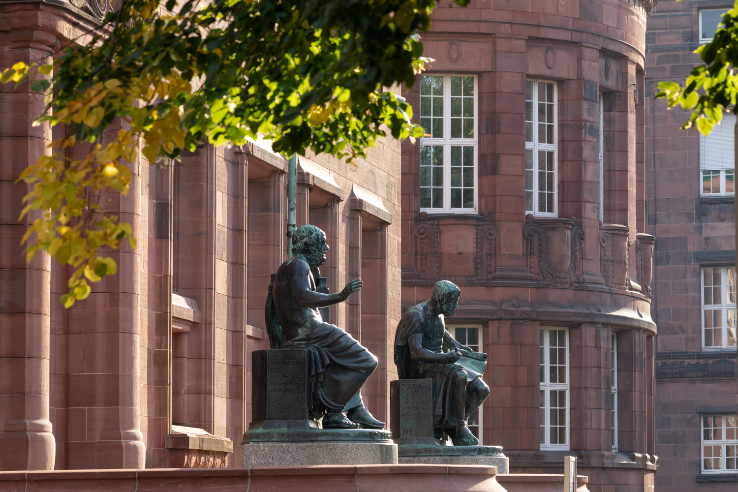 01 - Homer und Aristoteles am Eingang zum KG II, Universität Freiburg