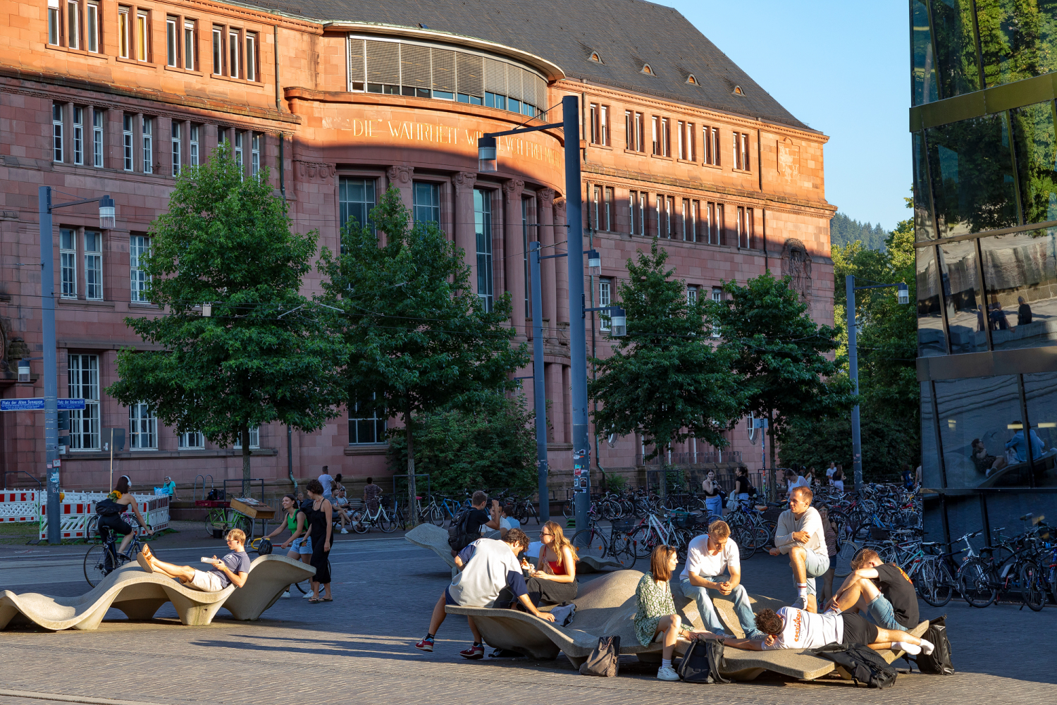 04 - Studenten vor der Universitätsbibliothek