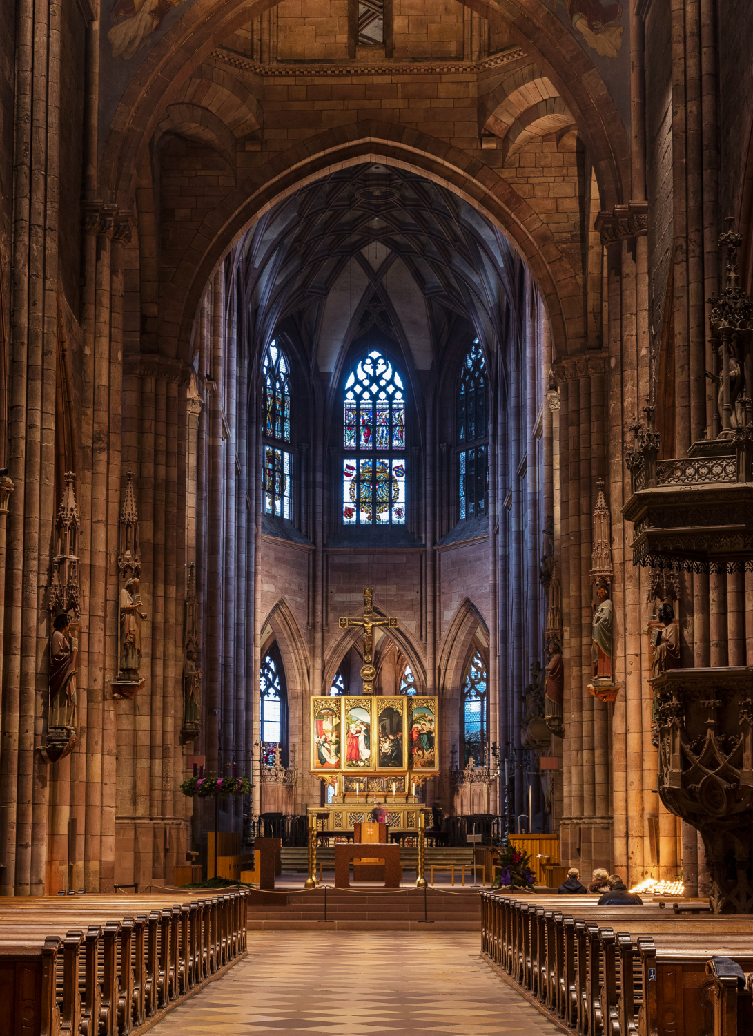 08 - Blick durch das Langhaus zum Altar