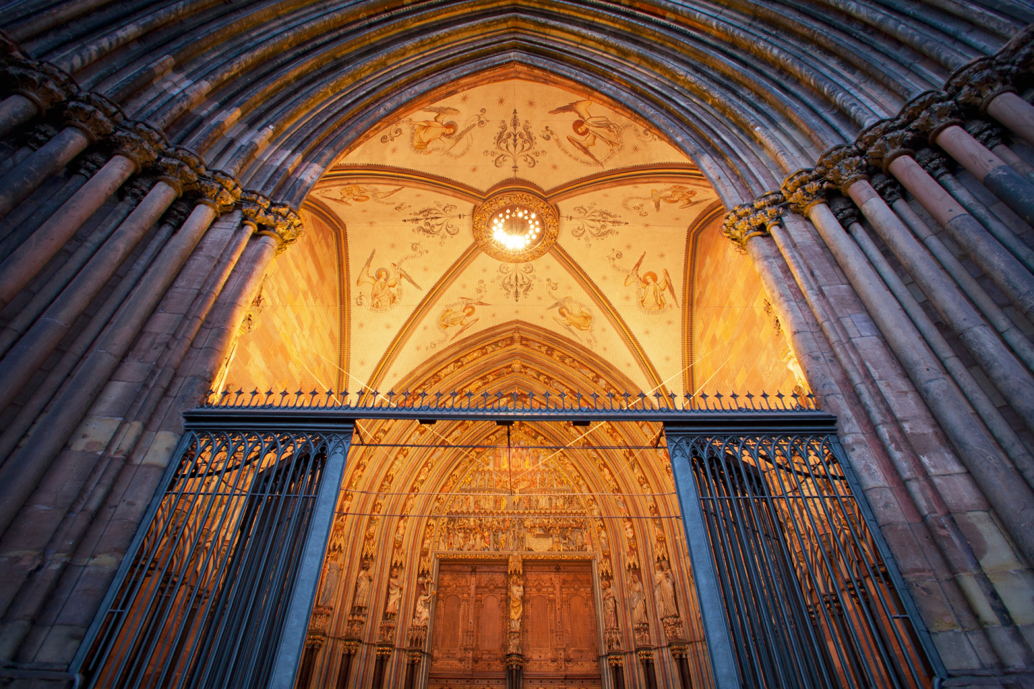12 - Beleuchtete Turmvorhalle des Freiburger Münsters