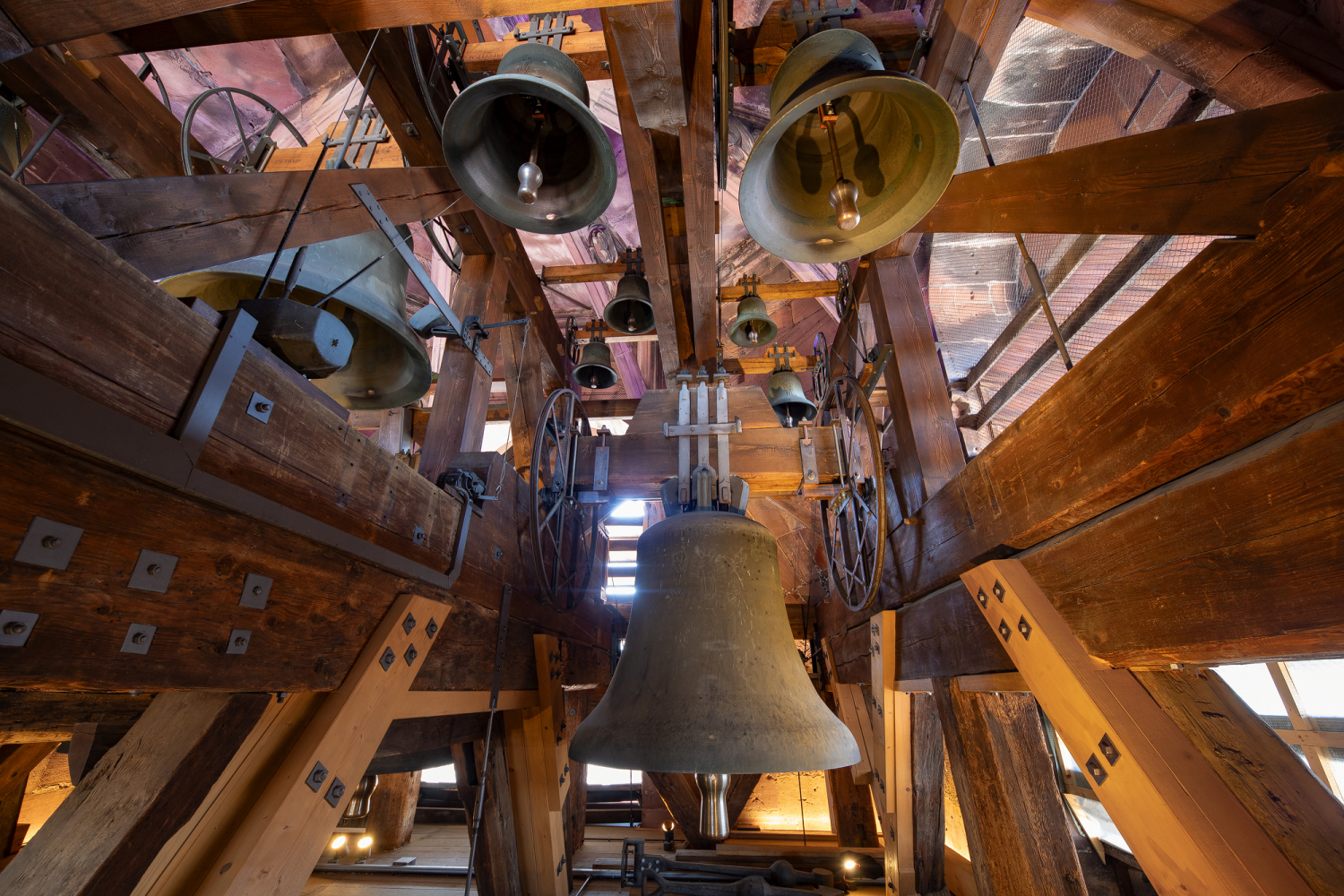 09 - Glockenstuhl mit Christusglocke im Freiburger Münster