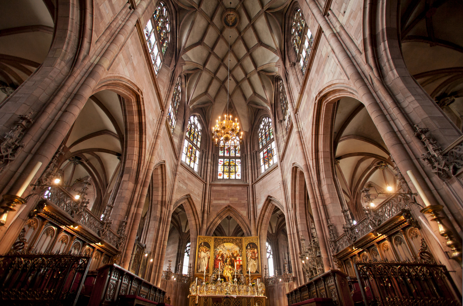 02 - Blick in den Chorraum mit Altar, Freiburger Münster