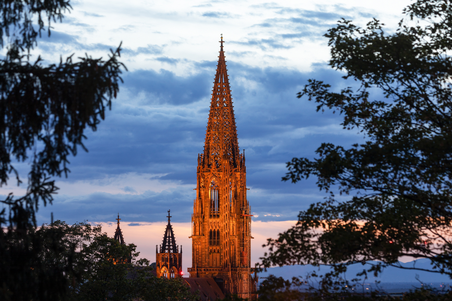 09 - Blick auf das beleuchtete Münster vom Schlossberg