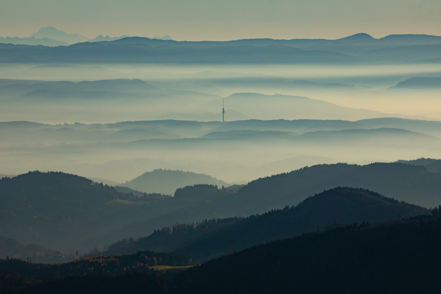 Blick vom Belchen nach Süden zu den Alpen